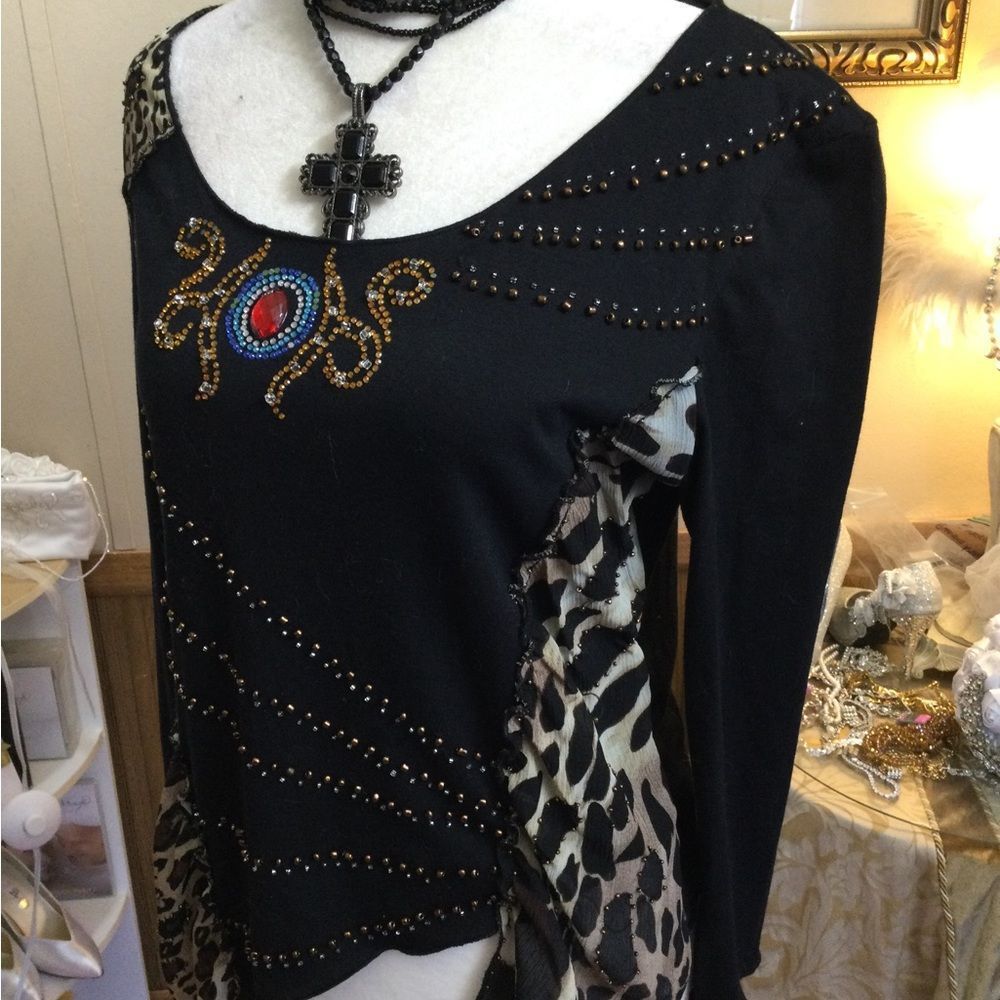 Seandara animal print very unique 3/4 sleeve top size medium
